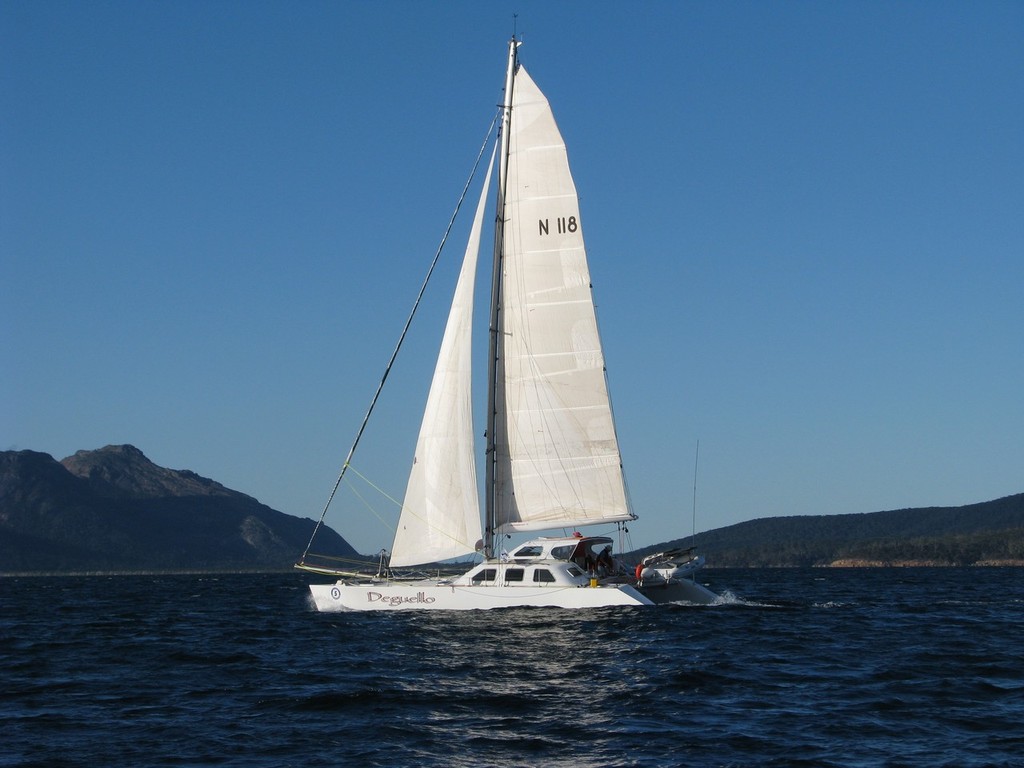 Deguello (John Brierley) leads fleet into Coles Bay on April 4th 2010. Three Peaks Race.JPG © Three Peaks Race . http://www.threepeaks.org.au